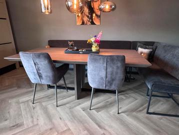 Eetkamertafel en salontafel beschikbaar voor biedingen