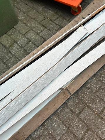 Latjes en stoeltjes gratis beschikbaar voor biedingen