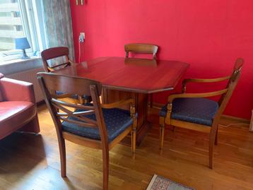 Eettafel uitklapbaar met 4 stoelen beschikbaar voor biedingen