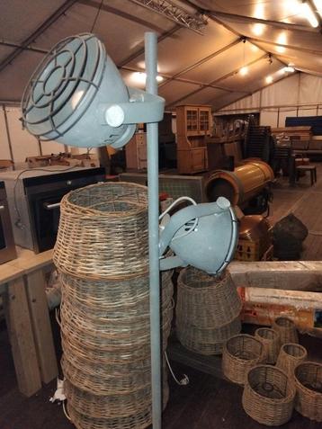 Industriële Stijl Staande Lamp beschikbaar voor biedingen