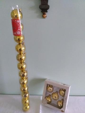 Diverse kerstballen goudkleur beschikbaar voor biedingen