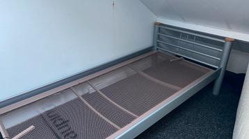 Metalen bed met verstelbare bodem