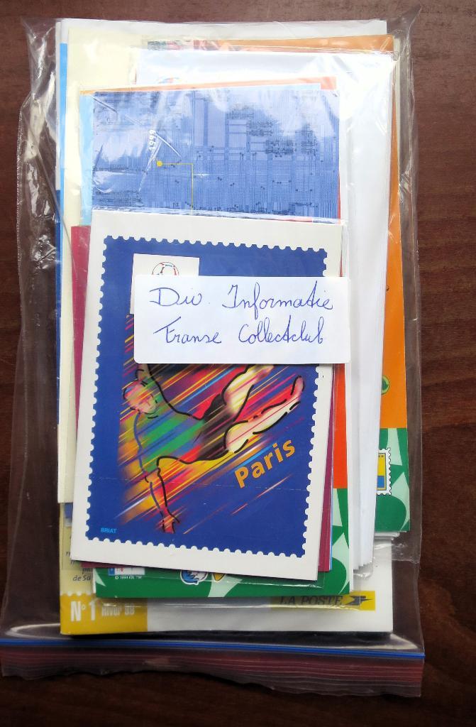 Diverse informatieboekjes Franse Collectclub, Postzegels en Munten, Postzegels | Toebehoren, Boek of Tijdschrift, Ophalen