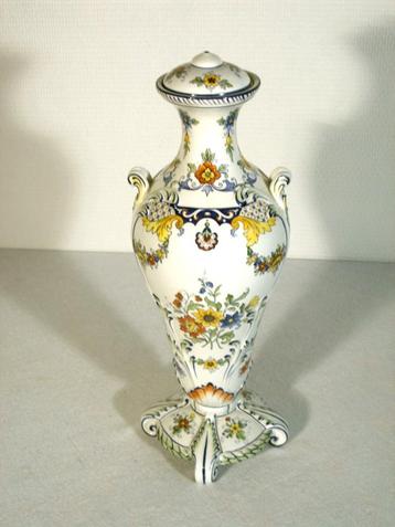 Witte faience dekselvaas beschikbaar voor biedingen