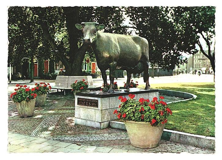 37366	Leeuwarden	1960 standbeeld Us mem	 Gelopen met postzeg, Verzamelen, Ansichtkaarten | Nederland, Gelopen, Friesland, 1940 tot 1960