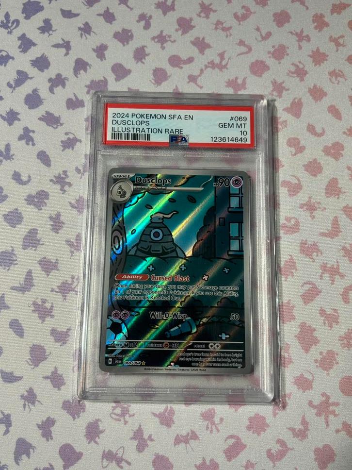 PSA 10 DUSCLOPS ALT ART 069 SHROUDED FABLE, Hobby en Vrije tijd, Verzamelkaartspellen | Pokémon, Verzenden