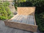 Houten bedframe met visgraatmotief 180x200, Huis en Inrichting, Slaapkamer | Bedden, Ophalen, Bruin, Tweepersoons, 180 cm