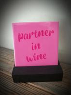Tekst tegel "Partner in wine" teksttegel met spreuk, Ophalen of Verzenden, Nieuw