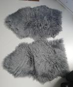 2 grijsblauwe imitatie bont vachtjes, Huis en Inrichting, Woonaccessoires | Plaids en Woondekens, Ophalen of Verzenden, Zo goed als nieuw