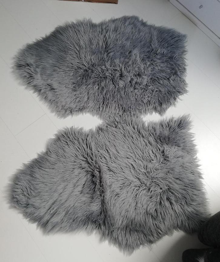 2 grijsblauwe imitatie bont vachtjes, Huis en Inrichting, Woonaccessoires | Plaids en Woondekens, Zo goed als nieuw, Ophalen of Verzenden
