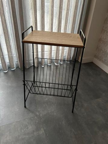Krantenbak/tafeltje beschikbaar voor biedingen