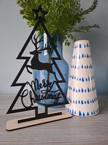 Zwarte houten kerstboom beschikbaar voor biedingen