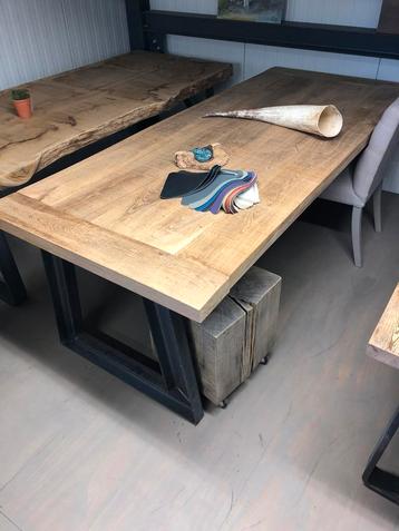 Magazijn opruiming maatwerk tafels massief hout eikenhout  beschikbaar voor biedingen
