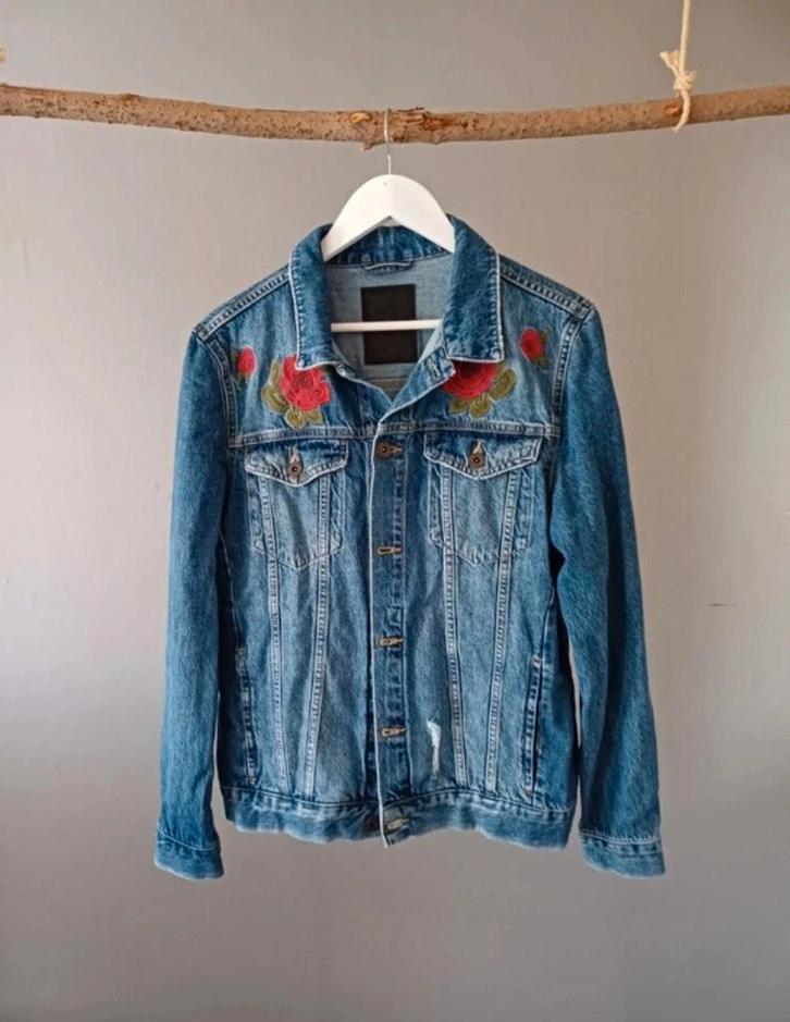 Spijkerjas met bloemen, Kleding | Dames, Jassen | Zomer, Zo goed als nieuw, Maat 38/40 (M), Blauw, Ophalen of Verzenden