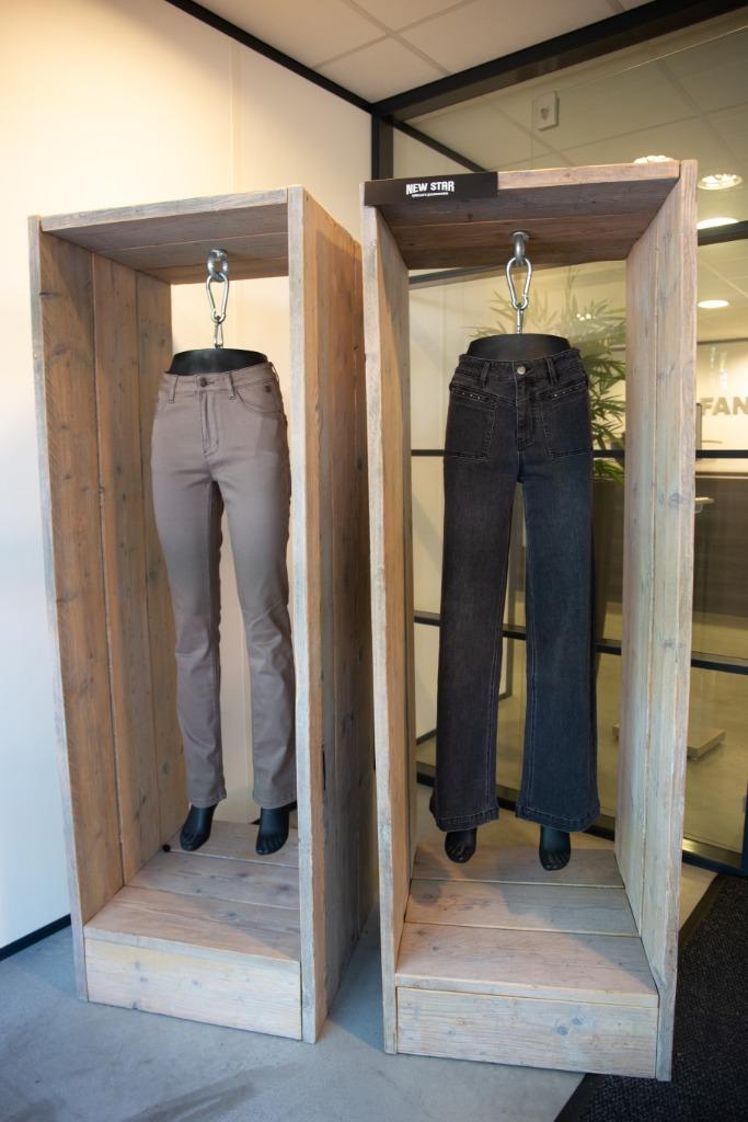 Showroom kast, Huis en Inrichting, Kasten | Wandmeubels, Zo goed als nieuw, 150 tot 200 cm, Minder dan 150 cm, 50 tot 75 cm, Met hangruimte