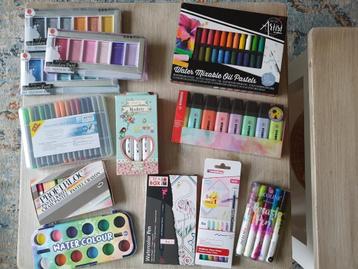 diverse krijtjes, stiften, fineliners en verf beschikbaar voor biedingen