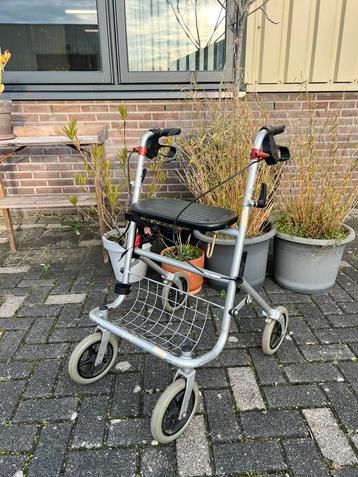 Rollator / loopwagen “Premis” – zilver, met zitje beschikbaar voor biedingen