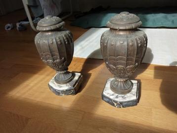 2 decoratieve klokkevazen beschikbaar voor biedingen