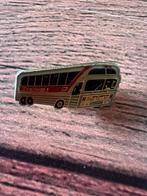 2 pins van een bus en formule 1 wagen, Verzamelen, Speldjes, Pins en Buttons, Ophalen of Verzenden, Nieuw