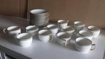 12 mokkakopjes en schoteltjes porselein beschikbaar voor biedingen