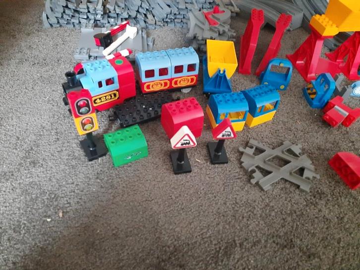 Duplo trein met veel rails en extra's, Kinderen en Baby's, Speelgoed | Duplo en Lego, Gebruikt, Duplo, Ophalen of Verzenden