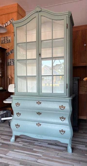 Prachtige elegante massief houten antieke kast, servieskast beschikbaar voor biedingen