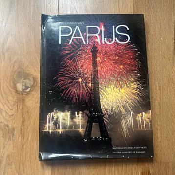 Fotografie Boek Parijs beschikbaar voor biedingen