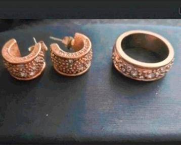 Dyrberg Kern messing en strass ring met oorbellen  beschikbaar voor biedingen