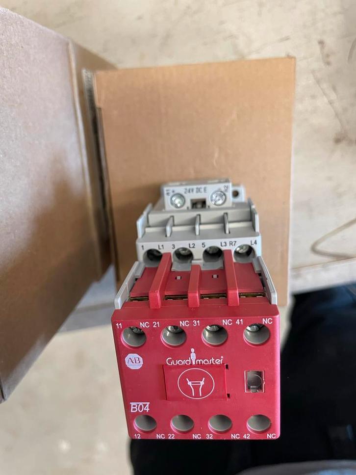 Allen Bradley 100S Veiligheidsrelais - 5 stuks, Hobby en Vrije tijd, Elektronica-componenten, Ophalen of Verzenden