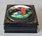 Mooi, gesigneerd Russisch lakdoosje, Antiek en Kunst, Ophalen of Verzenden