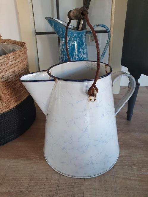 Zeer grote antieke Wit / blauw gemêleerde schenkkan €35, Antiek en Kunst, Antiek | Emaille, Ophalen of Verzenden