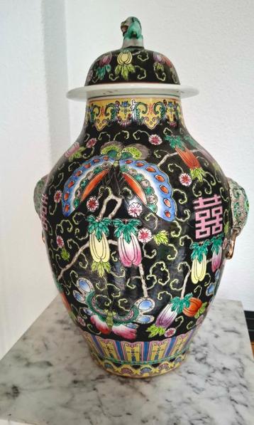 Antieke Chinese Famille Noire vaas. beschikbaar voor biedingen