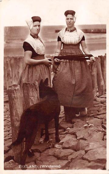 Walcheren Klederdracht vrouwen met hond Zeeland beschikbaar voor biedingen