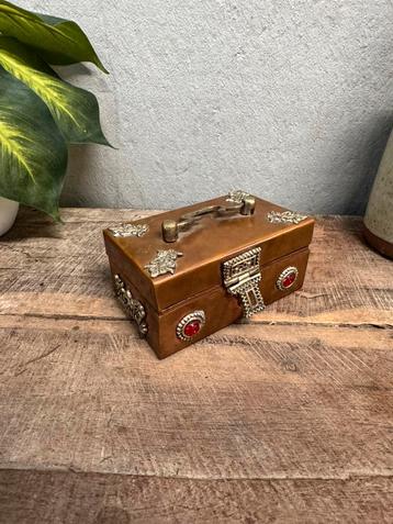 Antiek mysterieus siradendoosje beschikbaar voor biedingen