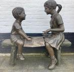 groot brons tuinbeeld van twee kinderen op een bankje, Gebruikt, Ophalen of Verzenden, Mensenbeeld, Metaal