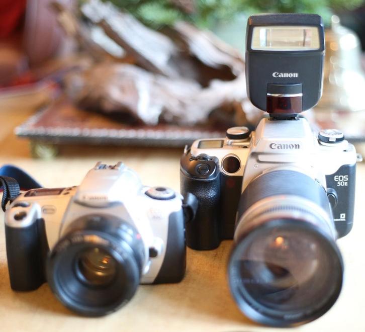 Body Canon EOS 50E & EOS 300 & Cosina 28-300mm & flits 220EX, Audio, Tv en Foto, Fotocamera's Analoog, Zo goed als nieuw, Spiegelreflex