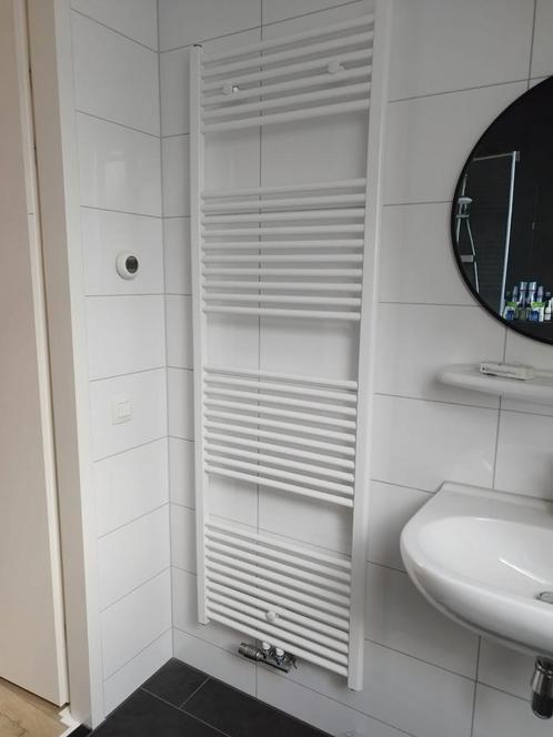 Klusman gezocht Radiator afdoppen, wasbakje aansluiten, Huis en Inrichting, Badkamer | Complete badkamers, Nieuw, Ophalen