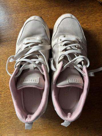 Skechers maat 40     Beige beschikbaar voor biedingen