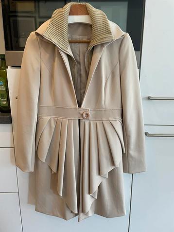 Elegante trenchcoat met colkraag beschikbaar voor biedingen