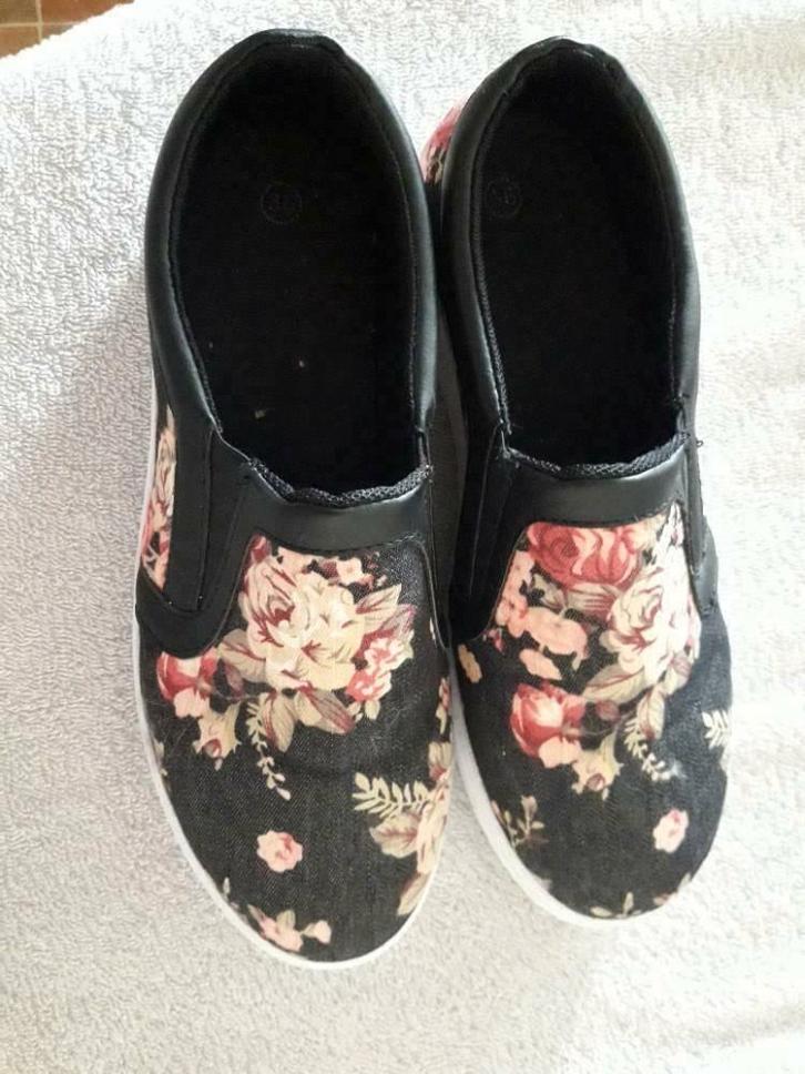 Gebloemde bootschoenen, maat 36, zwart met bloemenprint zgan, Kleding | Dames, Schoenen, Zo goed als nieuw, Sneakers of Gympen