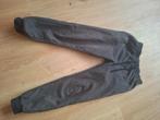 Een lange broek, Ophalen, Zwart, Gedragen, Maat 46 (S) of kleiner