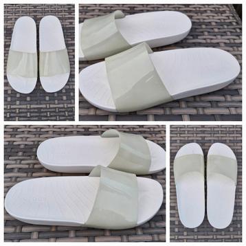 Crocs, wit en transparant, maat W7 = 37-38. beschikbaar voor biedingen