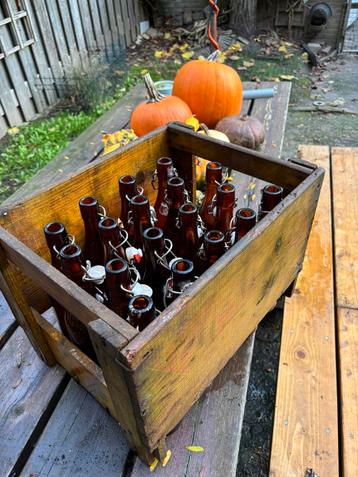 Breda Bier , houten krat met flesjes beschikbaar voor biedingen