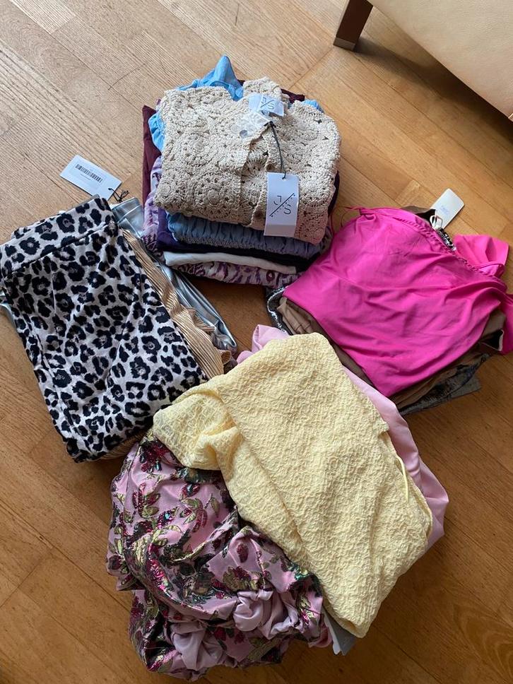 Restpartij dameskleding nieuw 25 stuks, Kleding | Dames, Dames-kledingpakketten, Zo goed als nieuw, Ophalen of Verzenden