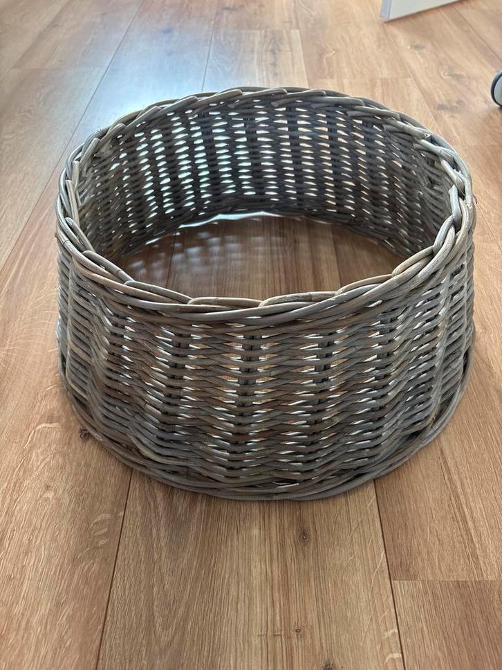 Kerstboomrok/mand gevlochten wilg - als nieuw!, Huis en Inrichting, Woonaccessoires | Schalen en Manden, Zo goed als nieuw, Mand