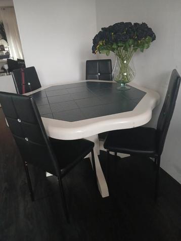 Eettafel zonder stoelen! beschikbaar voor biedingen