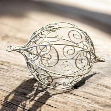 Kerstbal  van metaaldraad, zilver kleur met glitters. beschikbaar voor biedingen