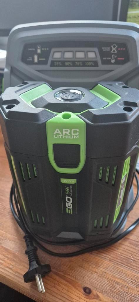 EGO 5.0Ah Accu + Lader - Zo goed als nieuw!, Tuin en Terras, Robotmaaiers, Nieuw, Ophalen of Verzenden