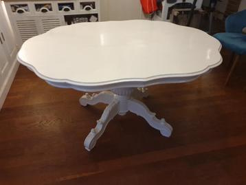 Klassieke Witte Eettafel met Elegante Details beschikbaar voor biedingen