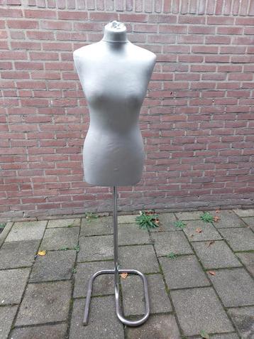 Paspop op standaard voor eventueel Vinted verkoop beschikbaar voor biedingen